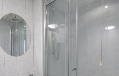 Brunswick St - Shower room